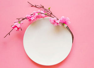 盛开的桃花 Blooming twig near plate