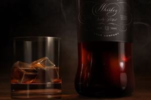 威士忌玻璃酒瓶标签展示模板 Whiskey mock-up, wide dark label