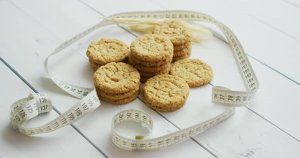 燕麦片饼干侧视图背景视频素材 Healthy Oatmeal Cookies on White Wood Background, Side View.
