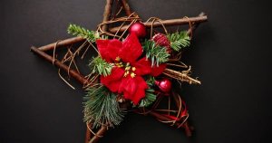 树枝五角星花环装饰圣诞视频素材 Christmas Wreath with Dry Twigs, Pine Branches, Red Balls