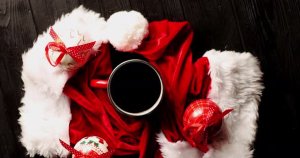 咖啡&圣诞帽元素圣诞视频素材 Cup of Coffee with Christmas Hats Around