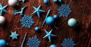 蓝色圣诞装饰品视频素材 Blue Christmas Decorations on Table