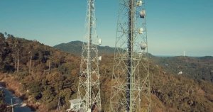5G移动通讯信号塔视频素材 Aerial Of Antenna Telecommunication Tower