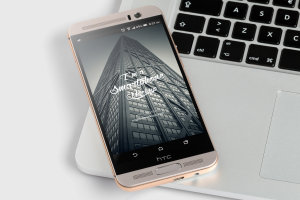巨星陨落HTC One M9+手机屏幕界面设计效果图样机02 HTC One M9+ PSD Mockup 02