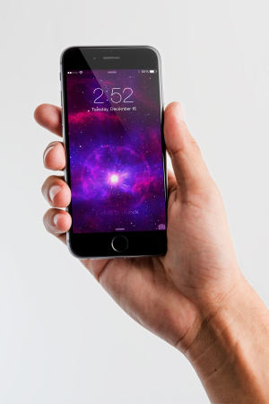 手持iPhone 6智能手机UI设计预览样机模板05 Iphone 6 Spacegray PSD Mockup 05