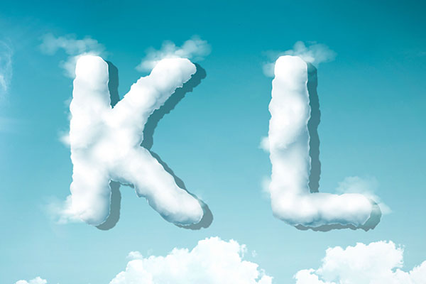 字母“KL”蓝天背景白云英文字母艺术字体psd素材