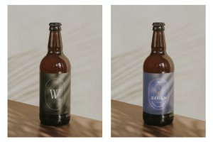 木制背景棕色啤酒瓶包装设计样机 Brown beer bottle on wooden background mockup