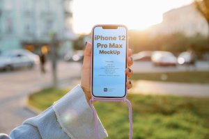 阳光大街iPhone 12 Pro Max手机样机模板 Mockup template: iPhone 12 Pro Max on sunny street