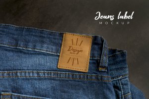 高品质俯视图牛仔裤标签样机模板 Blue Jeans Label Mockup