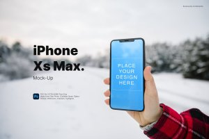 冬季雪地背景手持手机样机模板 Mockup template: Phone at the winter forest