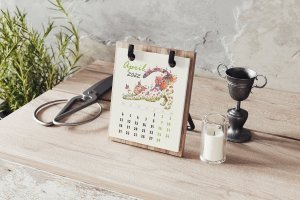 木制底座简单活页台历样机素材 Simple Desk Calendar On A Wooden Base Mockup